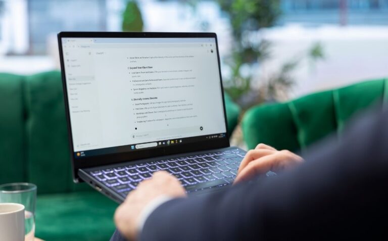 Pessoa lendo em um notebook a resposta de um assistente de IA com uma lista de recomendações, tema de como aparecer no ChatGPT
