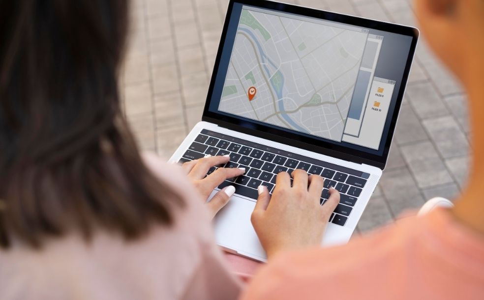 Pessoa em um notebook com um mapa aberto e um marcador de empresa na tela, ilustrando como aparecer no mapa do Google